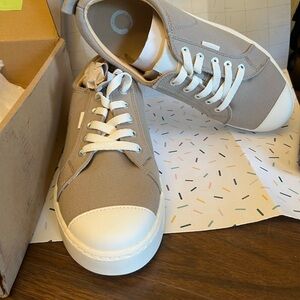 Journee Collection Beige Wide Width Lace-Up Sneaker Size 8